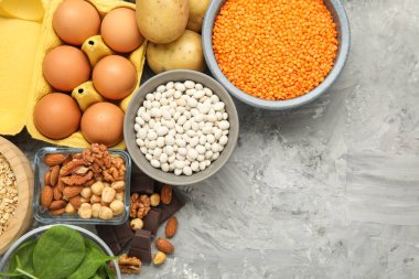 Anemi için diyet planı. Gri masa üzerinde demir açısından zengin farklı ürünler. Metin için boşluk