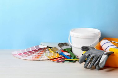 Beyaz ahşap masadaki farklı ressamların aletleri, yazı için yer. Dekorasyon ve tasarım