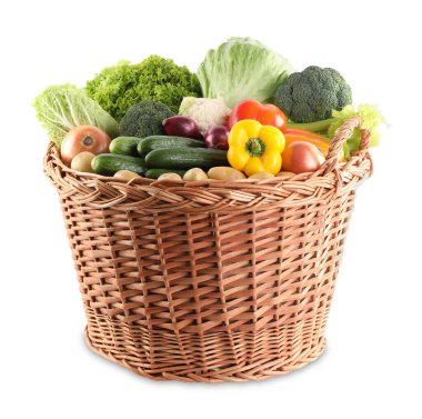 Hasır sepetteki farklı taze sebzeler beyaza izole edilmiş.