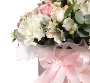 Bir buket güzel çiçek beyaz kutuda izole edilmiş.