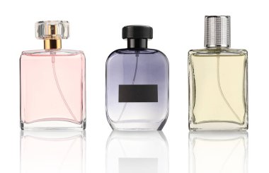 Beyaz ve sette izole edilmiş çeşitli parfüm şişeleri.