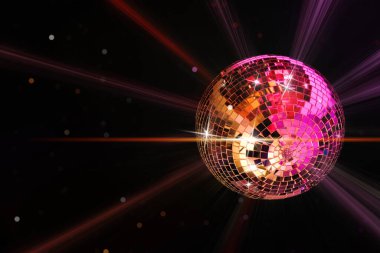 Disko topu siyah arkaplana ışığı yansıtıyor. Gece kulübü dekoru