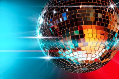 Renkli arkaplanda ışığı yansıtan disko topu. Gece kulübü dekoru