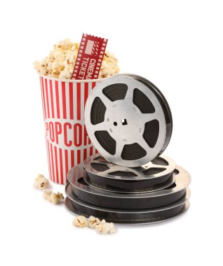 Lezzetli patlamış mısır, film makaraları ve sinema bileti beyaza izole edilmiş.