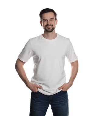 Beyaz arka planda boş tişörtlü bir adam. Tasarım için model
