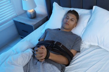 Uyurgezer yatağa bağlı kemerlerle