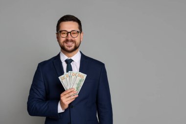 Gri arkaplanda dolar banknotları olan bankacı portresi
