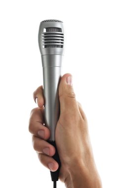 Beyaz arka planda mikrofonu olan adam, yakın plan.