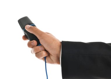 Beyaz arka planda mikrofonu olan adam, yakın plan.