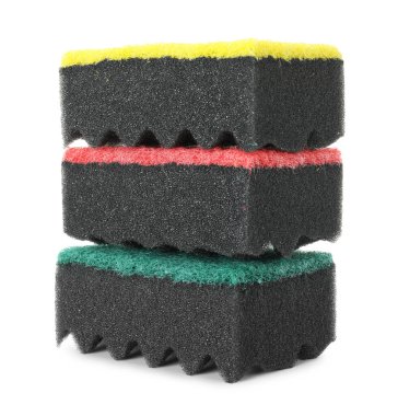 Beyaza izole edilmiş farklı yumuşak süngerler. Temizlik arzı