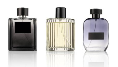 Beyaz ve sette izole edilmiş çeşitli parfüm şişeleri.