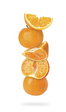 Beyaz arkaplana düşen olgun sulu mandalinalar