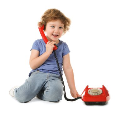 Beyaz arka planda telefonu olan sevimli küçük bir çocuk.