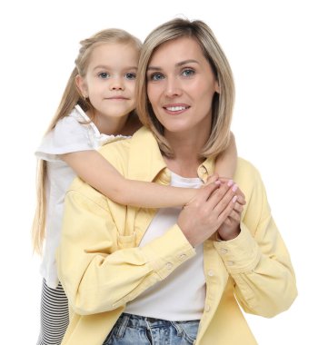 Mutlu anne ve küçük tatlı kızı beyaz arka planda