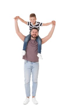 Mutlu baba ve beyaz arka planda küçük sevimli oğlu.