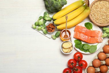 Beyaz ahşap masa üzerinde melatonin açısından zengin farklı ürünler. Metin için boşluk