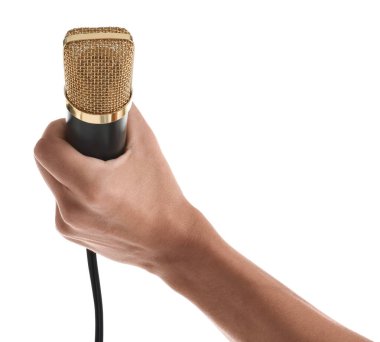 Beyaz arka planda mikrofonu olan adam, yakın plan.