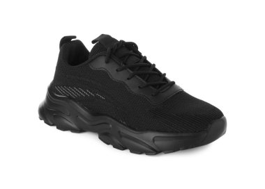 Beyaz tenli şık bir siyah spor ayakkabı.