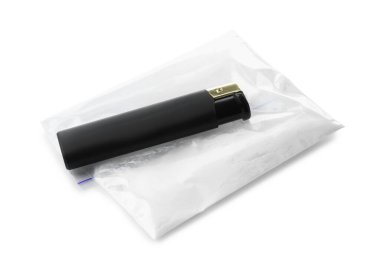 Uyuşturucu bağımlılığı. Beyaz üzerinde toz ve çakmak bulunan plastik torba.