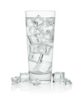 Ayna yüzeyinde buzla kaplı buzlu soda tazeleniyor. Beyaz üzerinde izole edilmiş.