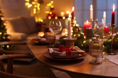 Noel için dekore edilmiş şölen masası. Bokeh etkisi