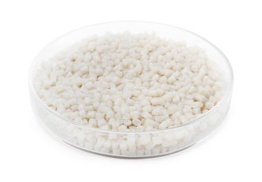 Petri kabındaki plastik tanecikler beyaza izole edilmiş.