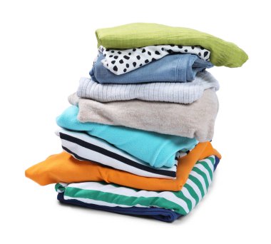 Beyaza izole edilmiş kullanılmış giysi yığını