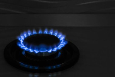 Geceleri yanan mavi alevlerle modern fırının gaz ocağı.