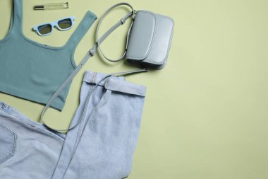 Şık kadın kıyafetleri ve hafif zeytinli arka planda farklı aksesuarlar. Metin için boşluk