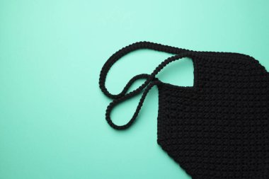 Turkuaz arka planda Macrame alışveriş çantası, üst manzara. Metin için boşluk