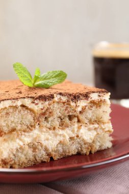 Masada naneli nefis tiramisu, yakın plan.