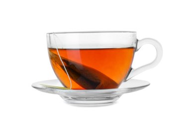 Aromatik çay demliyorum. Beyaz çay poşeti ile izole edilmiş fincan