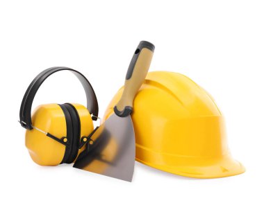 Koruyucu ekipman ve inşaat aracı beyazda izole edildi