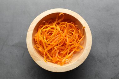 Gri desenli masada, kasede taze portakal tadı, üst manzara.