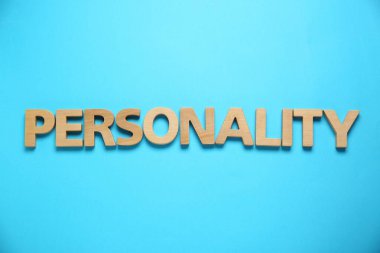 Kelime Kişiliği açık mavi arka planda ahşap harflerden yapılmıştır, üst görünüm