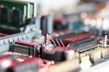 Arka plan olarak bilgisayar ana kartı, yakın plan. Elektronik mühendisliği