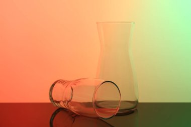 Masada boş bardak ve sürahi, renk tonu efekti