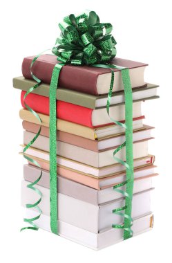 Yeşil fiyonklu kitap yığını beyaza izole edilmiş bir hediye olarak.