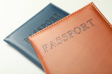 Açık arkaplanda renkli pasaportlar, yakın plan
