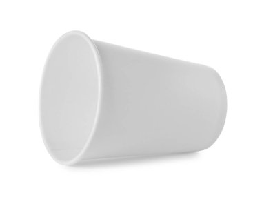 Beyaz arka planda bir kağıt bardak. Tasarım için model