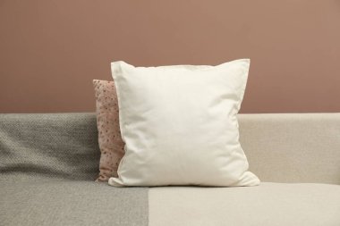 Kahverengi arka planda rahat koltukta boş yumuşak yastık.