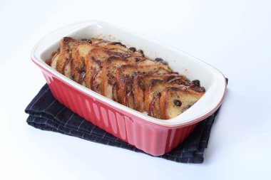 Beyaz tenceredeki lezzetli ekmek pudingi.