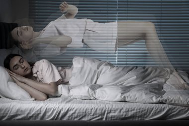 Genç bir kadın uyurgezerlikten muzdarip, iki kez maruz kalmış.