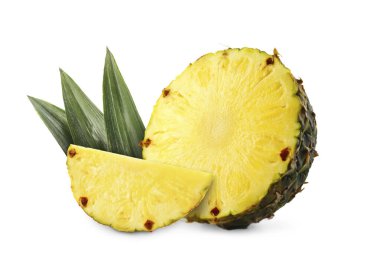 Beyaz üzerine izole edilmiş dilimlenmiş olgun ananas. Egzotik meyve