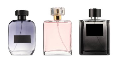 Beyaz ve sette izole edilmiş çeşitli parfüm şişeleri.