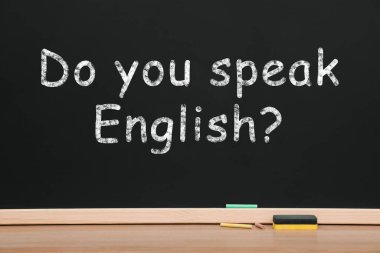 İngilizce konuşabiliyor musun? Siyah karatahta yazı. Dil kursu