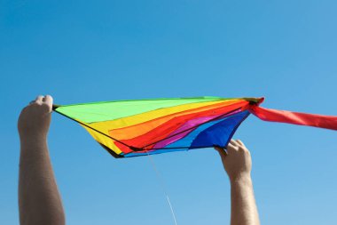 Uçurtmalı adam mavi gökyüzüne karşı, yakın plan