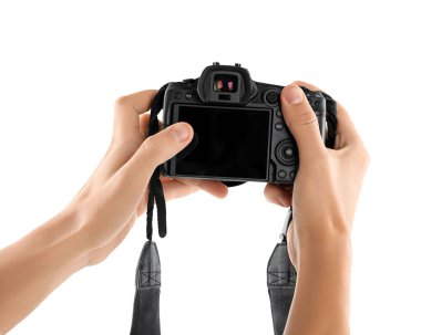 Beyaz arka planda profesyonel kameralı fotoğrafçı, yakın plan