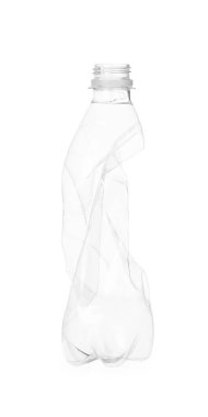Kırışmış bir plastik şişe beyaza izole edilmiş.