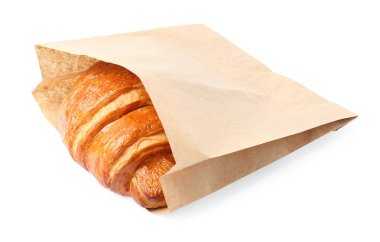 Beyaz üzerinde taze kruvasan bulunan kağıt torba.